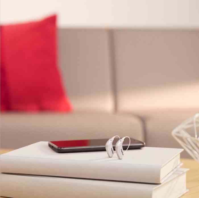 Coppia fa videochiamata sul tablet, indossando apparecchio acustico retroauricolare